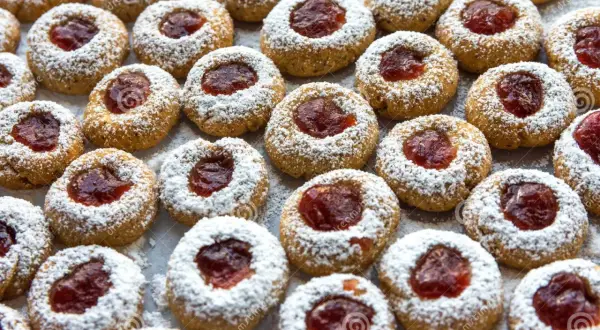 Ciastka z odciskiem palca i dżemem: przepis, który zawsze się uda