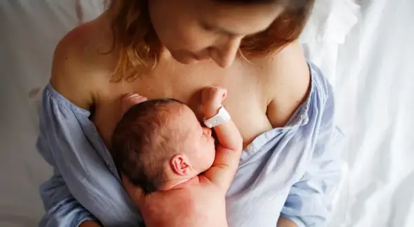 Matka tuli noworodka na piersi. To piękny obraz początku połogu, czasu regeneracji i budowania więzi.