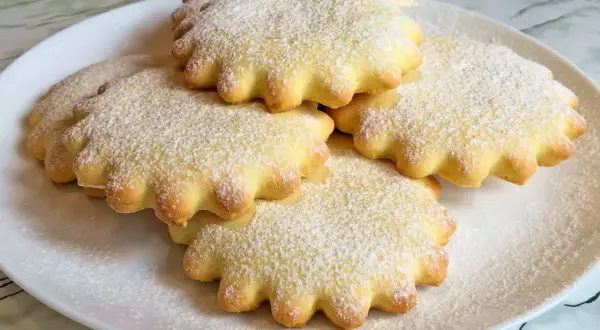 Pyszne, puszyste ciasteczka posypane cukrem pudrem. Idealne do kawy, jako inspiracja na przepis na ciastka.