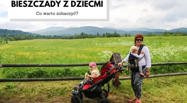 Bieszczady z dziećmi: kobieta z dzieckiem w chuście i dziewczynka w wózku na tle łąki i gór.
