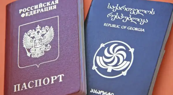 Rosyjski i gruziński paszport obok siebie. Czy do Gruzji potrzebny jest paszport? Tak, jest to dokument podróży.