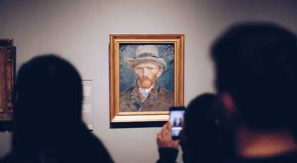 Obraz Van Gogha, ikona sztuki 20 wieku, w muzeum. Ludzie robią zdjęcia telefonami.