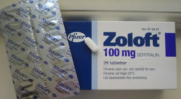 En förpackning och ett blister med Zoloft 100 mg, som innehåller sertralin för behandling av ångest.