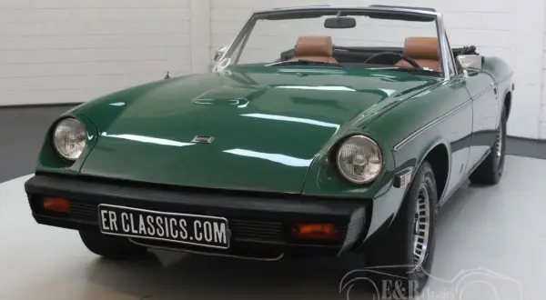 Grön Jensen Healey cabriolet med bruna säten. En klassisk sportbil redo för en solig dag.