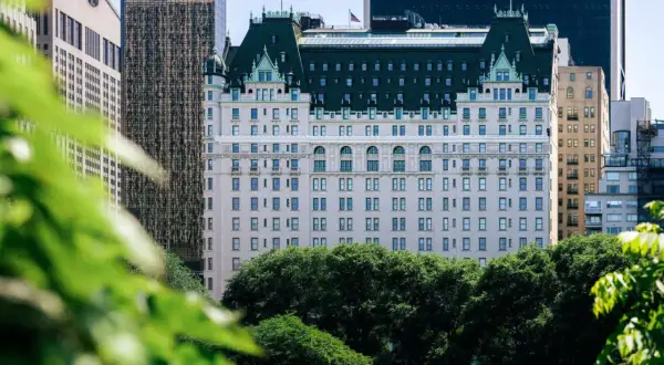 Ile kosztuje noc w hotelu Plaza? Ceny, sezonowe zmiany i ukryte opłaty