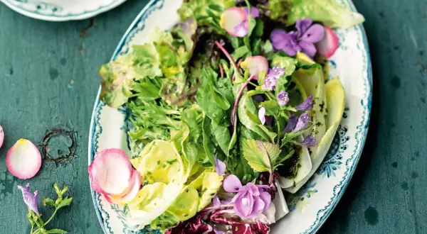 Frischer Blattsalat mit essbaren Blüten und Radieschen, ein frühlingshaftes Salat Rezept.