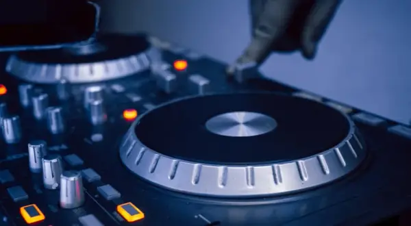 Twój pierwszy kontroler DJ: Jak uniknąć błędów i zacząć miksować?