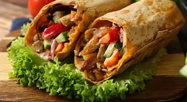 Kebab w tortilli: Ile kalorii i jak go odchudzić?