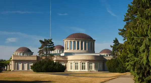 Muzeum Narodowe we Wrocławiu, z jego charakterystycznymi kopułami, zaprasza do odkrywania sztuki współczesnej.
