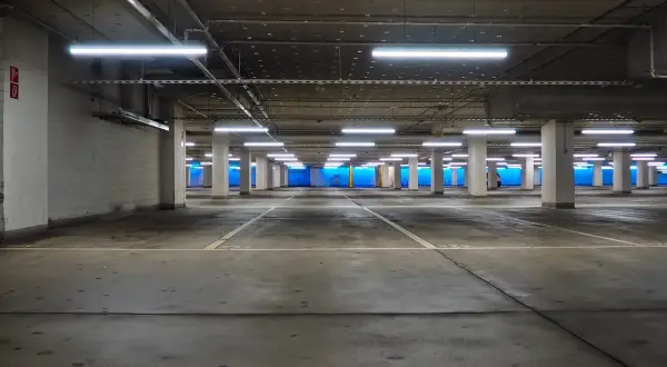 Puste, oświetlone miejsce parkingowe. Idealne do wynajmu miejsca parkingowego, gdzie Twój samochód będzie bezpieczny.