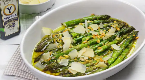 Espárragos salteados con ajo y queso parmesano, una de las mejores recetas con espárragos.