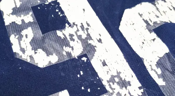 Jak pozbyć się naklejki z bluzy bez uszkodzenia materiału?