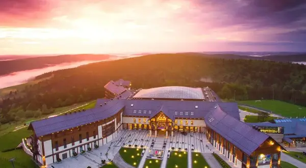 Hotel Arłamów w malowniczej scenerii o zachodzie słońca. Sprawdź hotel Arłamów ceny i zarezerwuj pobyt.