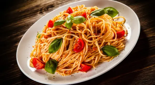 Szybkie spaghetti z pomidorów z puszki – łatwy przepis na obiad