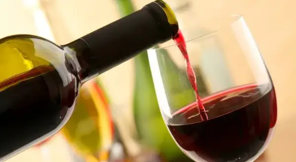 Czy czerwone wino obniża cukier? Odkryj jego wpływ na zdrowie