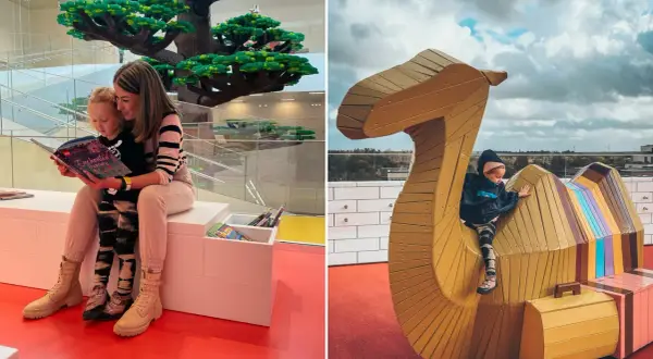 Rodzina cieszy się wizytą w Lego House, kupując bilety na przygodę. Dziecko wspina się na wielbłąda z klocków.