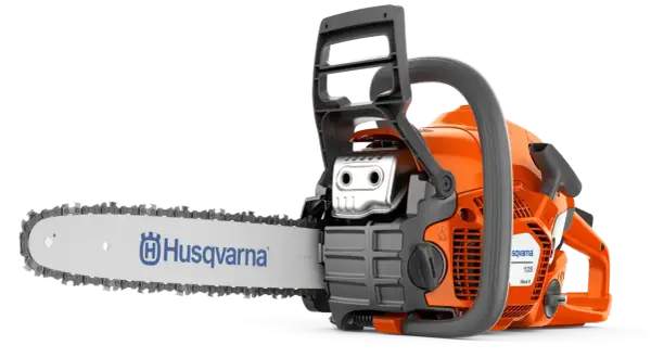 Pomarańczowa piła łańcuchowa Husqvarna 135 Mark II. Sprawdź husqvarna 135 dane techniczne, by poznać jej możliwości.