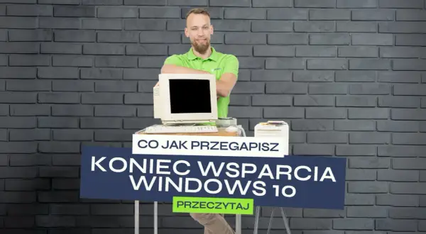 Mężczyzna w zielonej koszulce stoi obok starego komputera z monitorem CRT. Na ekranie widnieje napis "Koniec wsparcia Windows 10".