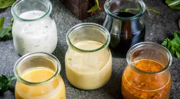 Fem olika burkar med hemlagade salladsdressingar. Ett perfekt salladsdressing recept för varje smak.
