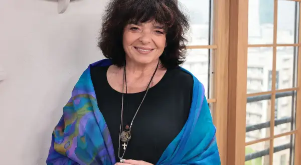 Uśmiechnięta Katarzyna Grochola w kolorowym szalu, jakby właśnie skończyła pisać kolejną inspirującą książkę.