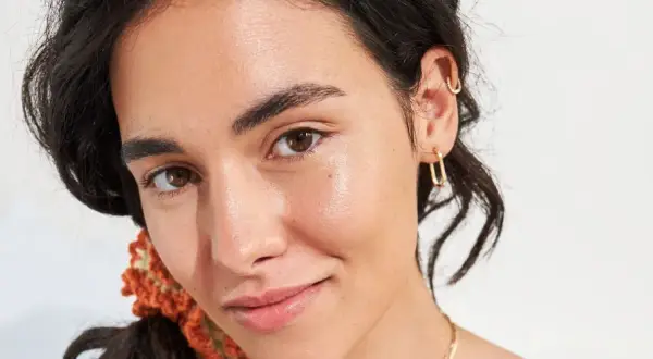 Rostro de mujer con piel luminosa y saludable, realzando el efecto del squalane que es un hidratante natural.
