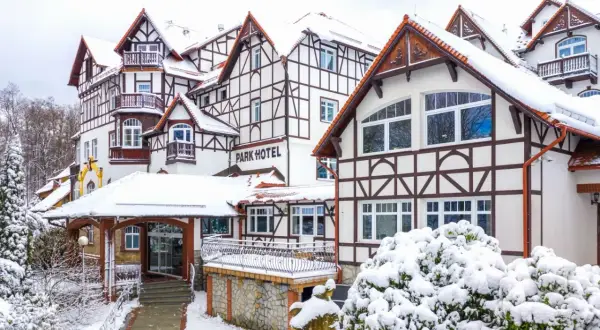 Wintertraum im Park Hotel. Schneebedeckte Fachwerkhäuser laden zum Verweilen ein. Ein idyllischer Ort, der an ein Märchen erinnert.