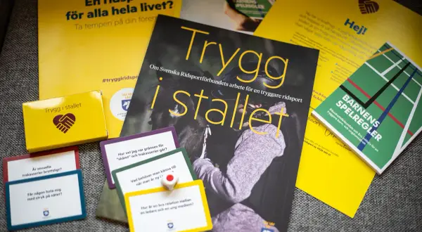 Material om trygghet i stallet, inklusive "Barnens spelregler" och kort med frågor om relationer och gränser, som en del av arbetet med anden i glaset regler.
