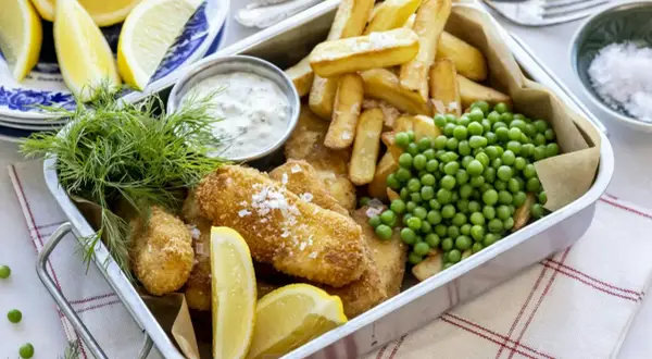 Krispigt friterad fisk med pommes frites, ärtor, citron och dill. Perfekt snabb mat för en härlig måltid.