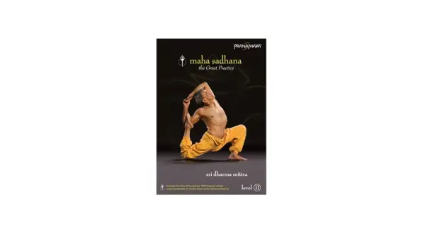 Sri Dharma Mittra en una pose de yoga desafiante en la portada de "Maha Sadhana".