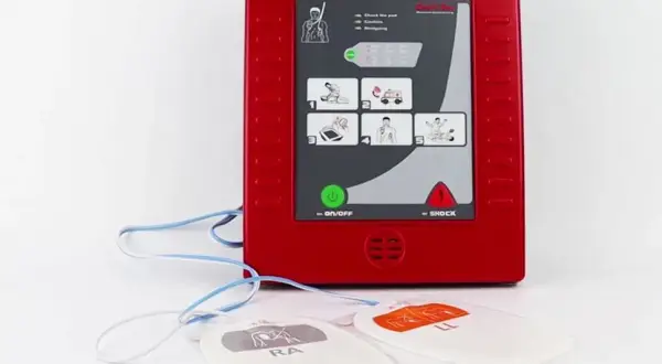 Jak działa defibrylator? Impuls elektryczny ratujący życie