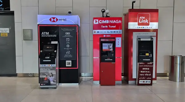 Cztery bankomaty: HSBC, CIMB NIAGA, ATM Link i jeden nieznany. Wiele walut na Bali można wypłacić z tych bankomatów.