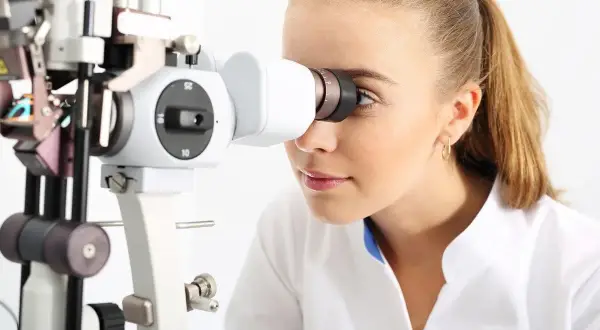 Okulista czy optometrysta? Kiedy do kogo iść po pomoc ze wzrokiem