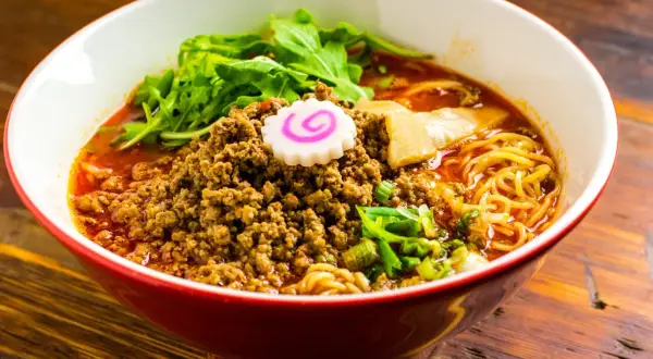 Una ciotola di ramen fumante, con carne macinata, verdure e un narutomaki rosa. Potrebbe essere il miglior ramen di NYC.