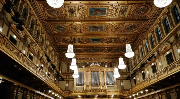 Złota sala koncertowa w Wiedniu, przygotowana na koncert noworoczny. Wspaniałe zdobienia, kryształowe żyrandole i organy tworzą magiczną atmosferę.