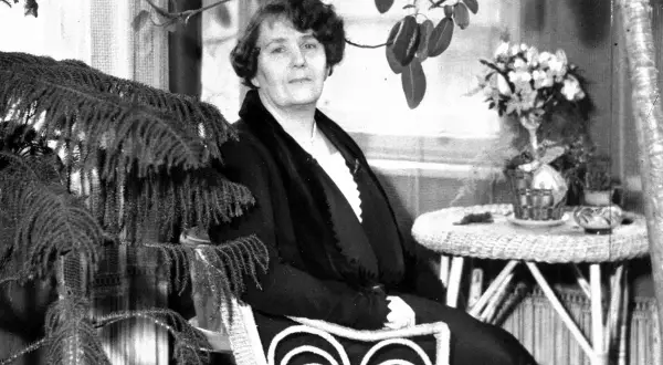 Zofia Nałkowska siedzi w fotelu, otoczona roślinnością. Jej powieści, jak "Granica", to klucz do zrozumienia epoki.