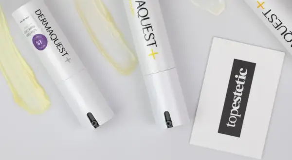 Dwa opakowania serum z retinolem i kwasem hydroksylowym, obok smugi kremu i karty z napisem "topestetic".