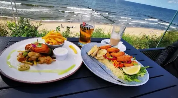 Gdzie zjeść w Ustroniu Morskim? Najlepsze miejsca na smaczne posiłki