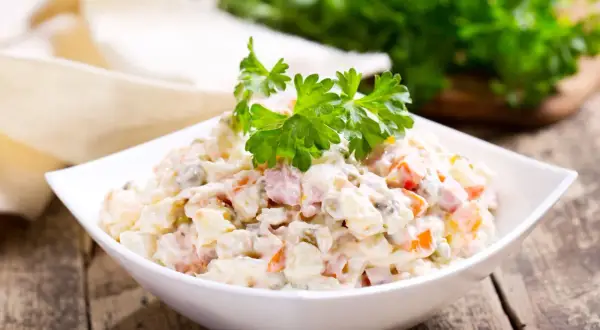 Sałatka jarzynowa: 150-250 kcal/100g? Jak obniżyć kalorie!