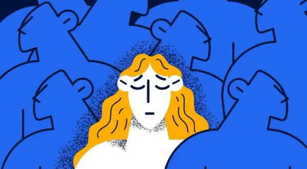 Eine Frau mit blonden Haaren und traurigem Gesichtsausdruck steht inmitten einer blauen Masse von Menschen, die sie zu ignorieren scheinen.