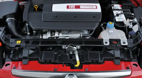 Silnik MultiAir Turbo w czerwonym Fiat Punto Grande.