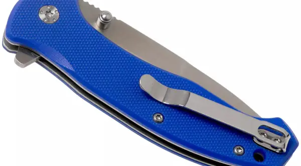 Navaja Maserín azul con clip metálico para el cinturón. Hoja plateada parcialmente visible.