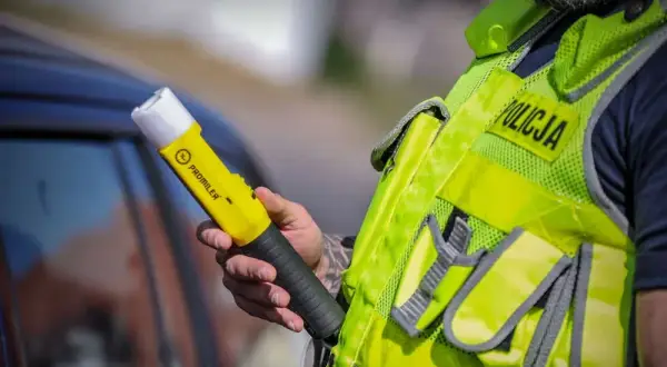 Czy policja może badać alkomatem w domu? Poznaj swoje prawa