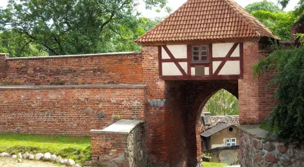Brama miejska w Pasłęku, z charakterystycznym szachulcowym piętrem i ceramicznym dachem, to jedna z głównych atrakcji miasta.