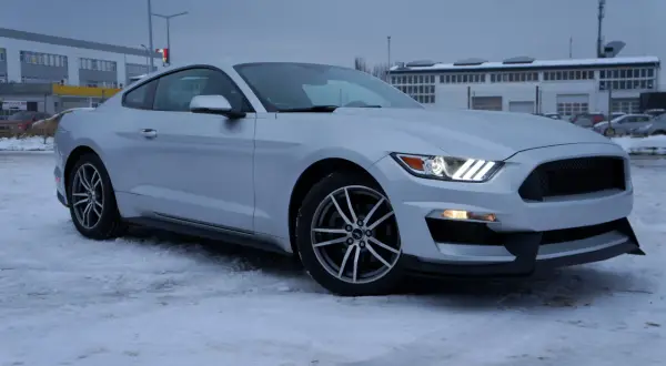 Srebrny Mustang 2.3 Ecoboost na śniegu, gotowy na zimowe wyzwania.
