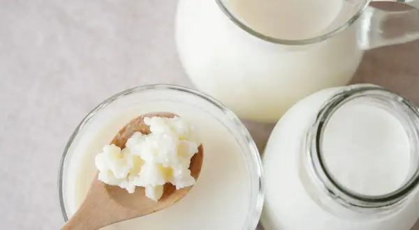 Kefir czy maślanka do chłodnika? Odkryj sekret idealnego smaku