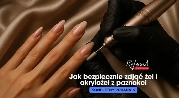 Dłoń z długimi paznokciami, na których widać proces usuwania żelu frezarką. Dowiedz się, jak zdjąć żel z paznokci w domu bez acetonu.