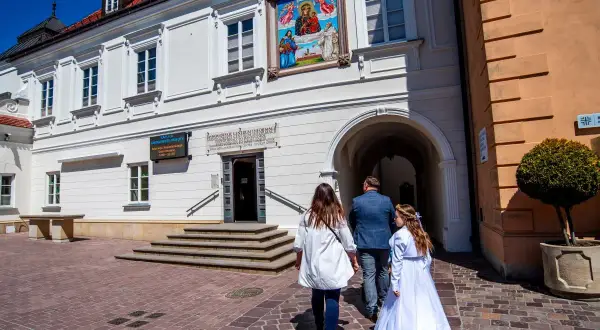 Rodzina w drodze na komunię. Piękny dzień, idealne miejsce, gdzie zrobić komunię.