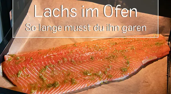 Rohe Lachsseite mit Kräutern mariniert, bereit für den Backofen. Perfekt für ein gesundes Abendessen.