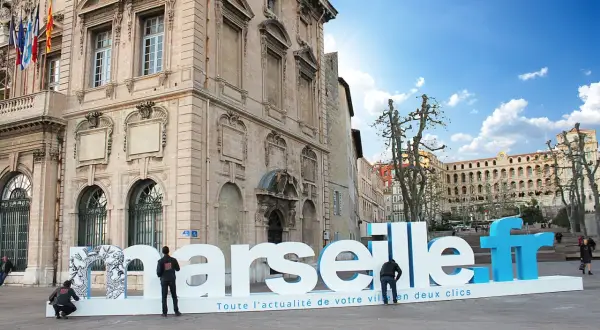 Une lettre géante extérieur "Marseille.fr" trône sur une place, invitant à découvrir l'actualité de la ville.