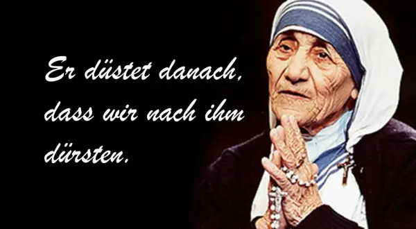 Mutter Teresa, deren Lebenslauf kurz und prägnant ist, mit betenden Händen und einem Rosenkranz. Ein Zitat über Durst.